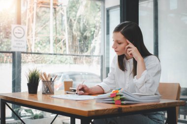 Baş ağrısı acı ve iş sonuna kadar düşünme overworked işkadını.