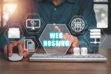 Web sunucu kavramı, bilgisayar kullanan ve sanal ekran yazıtları üzerine parmağını bastıran kişi masa, internet, iş, teknoloji ve ağ kavramına ev sahipliği yapar.