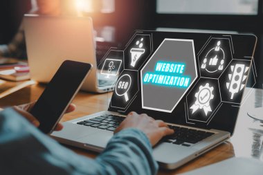 Web sitesi optimizasyon konsepti, laptop bilgisayarı üzerinde çalışan iş kadını ofis ekranında web sitesi optimizasyon simgesi.