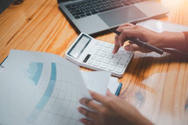 İş kadınlarını hesap makinesiyle kapat, aylık ev bütçesini yönet, vergileri veya faturaları özetle, gelecek yatırımları planla, muhasebe kavramını incele.