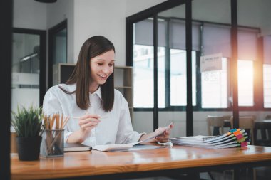 İş kadını ofis masası, vergi, rapor, muhasebe, istatistik ve analitik araştırma konseptinde matematik finansmanı için iş kağıdı kullanıyor.