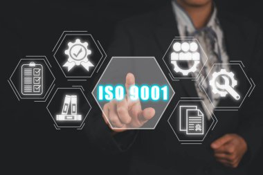 Iso 9001 konsepti, İş kadını sanal ekranda izo 9001 simgesine dokunuyor.