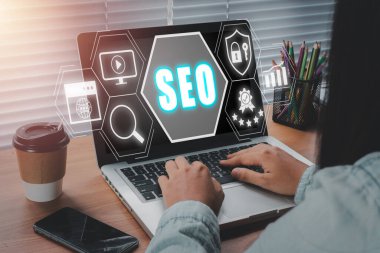 Arama motoru optimizasyon konsepti, iş kadını sanal ekranda arama motoru optimizasyon simgesiyle dizüstü bilgisayar kullanıyor.
