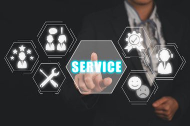 Hizmet kavramı, İş kadını sanal ekranda elle dokunmatik servis simgesi.