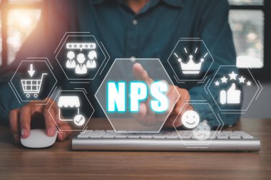 NPS, net promotor puanı kavramı, sanal ekranda net promotor puanı simgesi olan bilgisayar üzerinde çalışan kişi.