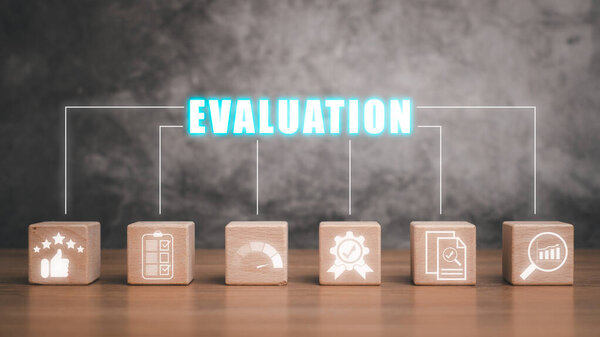 Концепция оценки, Деревянный блок на столе с иконкой оценки на виртуальном экране.