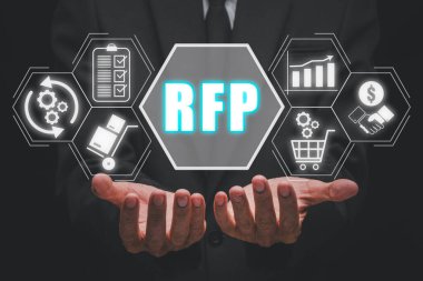 RFP, öneri konsepti talebi, Sanal ekranda öneri simgesi için iş adamı el ele tutuşması isteği.