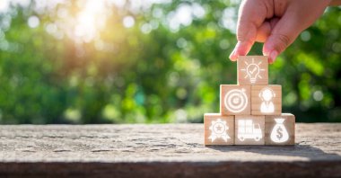 Ürün konsepti, el ele tutuşan ahşap blok ve sanal ekran üzerinde ürün simgesi.