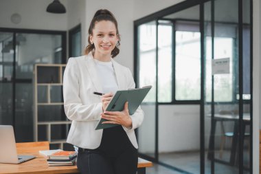 Ofisteki iş raporunu inceleyen kadın iş kadını..