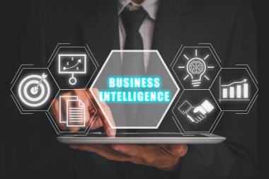 İş zekası kavramı, iş adamı sanal ekranda iş zekası iyonuyla dijital tablet kullanıyor, veri analizi, yönetim araçları, kurumsal strateji oluşturma.