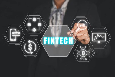 Fintech konsepti, fontech ikonunu sanal ekranda gösteren iş kadını, finans teknolojisi, online bankacılık ve kitle fonlama.