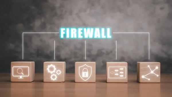 Firewall konsepti, masadaki tahta blok ve sanal ekranda güvenlik duvarı simgesi.