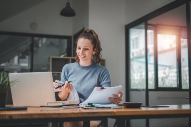 İş kadını ofis masası, vergi, rapor, muhasebe, istatistik ve analitik araştırma konseptinde matematik finansmanı için iş kağıdı kullanıyor.