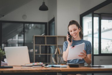 İş kadını ofis masası, vergi, rapor, muhasebe, istatistik ve analitik araştırma konseptinde matematik finansmanı için iş kağıdı kullanıyor.