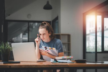 Baş ağrısı acı ve iş sonuna kadar düşünme overworked işkadını.