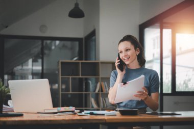 İş kadını ofis masası, vergi, rapor, muhasebe, istatistik ve analitik araştırma konseptinde matematik finansmanı için iş kağıdı kullanıyor.