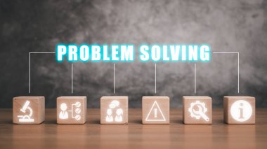 Sorun çözme kavramı, masadaki tahta blok ve sanal ekranda simge çözme problemi.