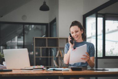 İş kadını ofis masası, vergi, rapor, muhasebe, istatistik ve analitik araştırma konseptinde matematik finansmanı için iş kağıdı kullanıyor.