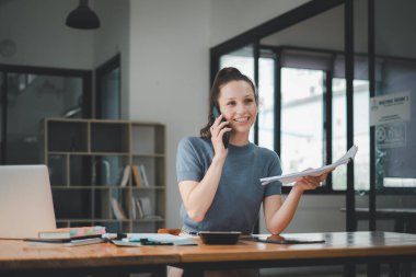 İş kadını ofis masası, vergi, rapor, muhasebe, istatistik ve analitik araştırma konseptinde matematik finansmanı için iş kağıdı kullanıyor.