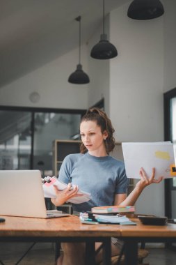 İş kadını ofis masası, vergi, rapor, muhasebe, istatistik ve analitik araştırma konseptinde matematik finansmanı için iş kağıdı kullanıyor.