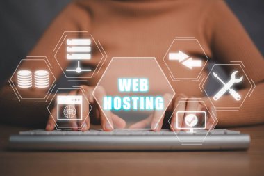 Web sunucu kavramı, ofis masasında klavye bilgisayarı yazan iş kadını sanal ekranda web sunucusu simgesi, ağ güvenliği, internet, iş dünyası, dijital teknoloji.