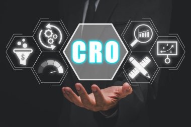 CRO, Konuşma Oranı İyimserleştirme konsepti, İş adamı el ele tutuşması Sanal ekran, ölçü, analiz, tasarım, plan ve uygulama konusunda Optimizasyon simgesi.