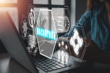 Hackathon kavramı, iş kadını ofis masasında dizüstü bilgisayar ve sanal ekranda hackathon simgesi kullanıyor..