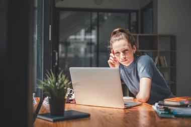 Baş ağrısı acı ve iş sonuna kadar düşünme overworked işkadını.