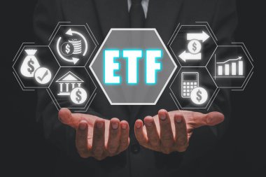 ETF, Ticaret Fonu konsepti, Sanal ekranda Ticaret Fonu simgesini elinde tutan İşadamı, Yatırım Fırsatları Karşılıklı Fonlar ve ETF 'ler, Finansal Piyasada Zenginliğin Artması.