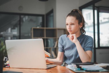 Baş ağrısı acı ve iş sonuna kadar düşünme overworked işkadını.