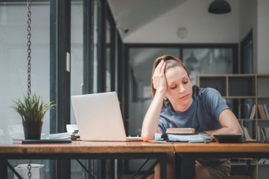 Baş ağrısı acı ve iş sonuna kadar düşünme overworked işkadını.