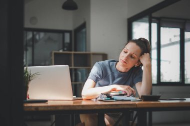 Baş ağrısı acı ve iş sonuna kadar düşünme overworked işkadını.