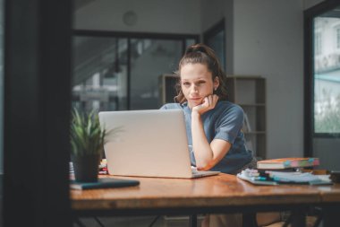 Baş ağrısı acı ve iş sonuna kadar düşünme overworked işkadını.