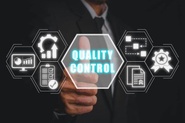 Kalite kontrol konsepti, iş adamı sanal ekranda kalite kontrol ikonuna dokunuyor, kalite güvencesi, Garanti, Standartlar, ISO sertifikası ve standartlaştırma.