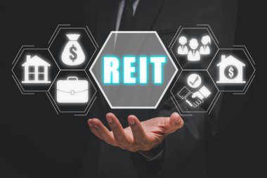 REIT, Gayrimenkul Yatırım Vakfı konsepti, Sanal Ekranda Emlak Yatırım Güven ikonunu elinde tutan İşadamı.