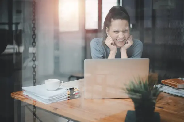 Молодая Счастливая Деловая Женщина Работает Ноутбуком Корпоративном Офисе — стоковое фото