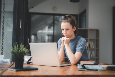 Baş ağrısı acı ve iş sonuna kadar düşünme overworked işkadını.