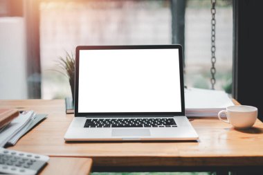 Ofis masasında boş ekran dizüstü bilgisayar, ürün gösterimi için boş ekran. Model.