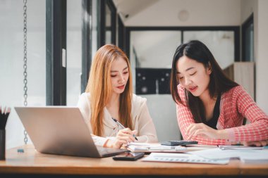 Bir grup işadamı, işletme işletme giderleri ve şirketin mali durumuyla ilgili çalışma verilerinin özet grafik raporlarını analiz ediyor..