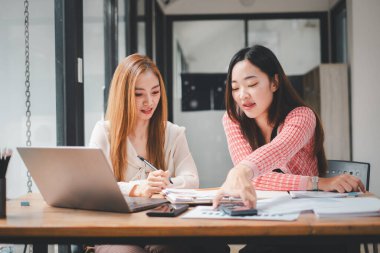 İş ekibi analizi, işletme işletme işletme giderleri ve şirketin mali durumuyla ilgili çalışma verileri hakkında özet grafik raporları..