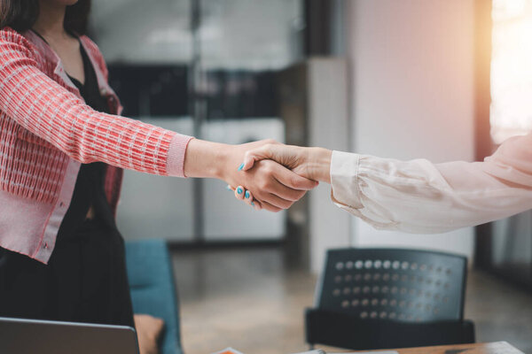 Концепция делового партнерства. Имидж бизнес женское рукопожатие. Успешные бизнесмены пожимают друг другу руки после хорошей сделки.