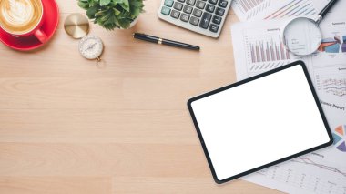 Boş bir tablet ekranı, bir fincan kahve ve incelenmeye hazır mali belgelerin yer aldığı düzenli bir çalışma alanı