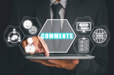 Yorum kavramı, iş adamı sanal ekranda yorum simgesi içeren tablet bilgisayar kullanıyor.