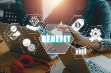 Yardım konsepti, iş takımının toplantı odasında dizüstü bilgisayar kullanması ve sanal ekranda kullanılacak kullanım simgesi.