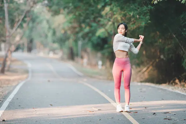 Futó Koncepció Egy Fitnesz Központú Aktív Ruhában Kinyújtja Karját Mielőtt — Stock Fotó