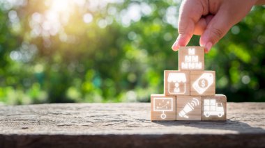 Ürün konsepti, el ele tutuşan ahşap blok ve sanal ekran üzerinde ürün simgesi.