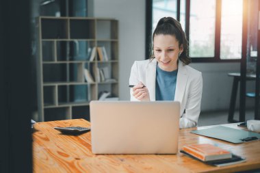 İş analizi konsepti, ofis masasında özenle çalışan odaklanmış iş kadını, mesleki görevlerini yerine getirmeye dalmış..