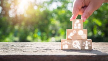 Müşteri ilişkileri konsepti, el ele tutuşma tahtası ve sanal ekranda müşteri bağlama simgesi..