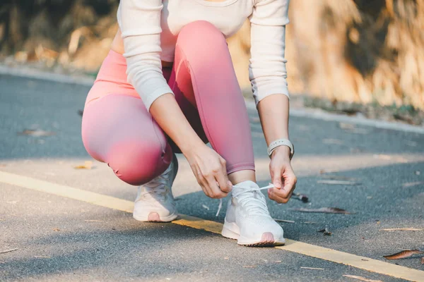 Fitness Futás Koncepció Részletes Kilátás Egy Rózsaszín Leggings Kötve Cipőjét — Stock Fotó