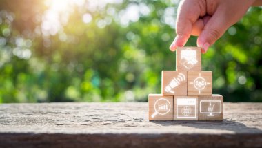 Dijital pazarlama konsepti, el ele tutuşan ahşap bloklar, dijital pazarlama simgesi ve sanal seceen..